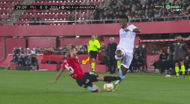 La pol¨¦mica en Son Moix: sin amarilla a Casemiro, sin roja a Maffeo ni a Ra¨ªllo...