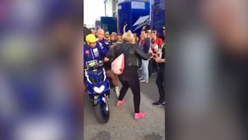Momento en el que la aficionada fue golpeada por Valentino Rossi.