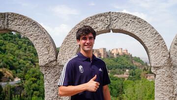 Alemañ ya posa como jugador del Granada.