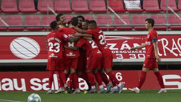 Los jugadores del Numancia celebran un gol ante el Mirandés.