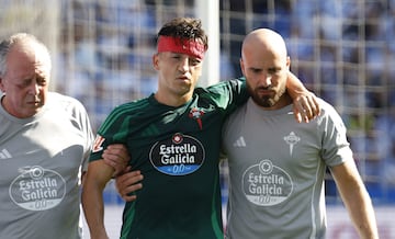 Buñuel, retirándose del partido ante el Depor tras sufrir un fuerte golpe en cabeza y cara.