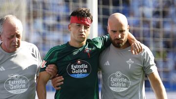Buñuel, retirándose del partido ante el Depor tras sufrir un fuerte golpe en cabeza y cara.