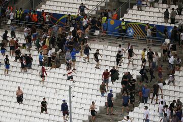 Enfrentamiento entre los ultras rusos e ingleses en el partido que enfrentó a ambas selecciones en Marsella durante la Eurocopa 2016.