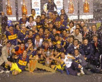 Boca Juniors se ha consagrado monarca continental en seis ocasiones (1977, 1978, 2000, 2001, 2003 y 2007). En la actual edición del torneo, comparte el grupo 3 con Bolívar, Deportivo Cali y al vencedor del repechaje entre Puebla y Racing de Avellaneda. Esta imagen corresponde a su más reciente conquista en Copa Libertadores en 2007, cuando derrotaron al Gremio de Porto Alegre en la Final.