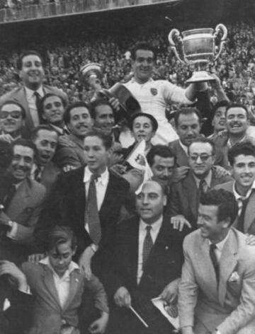 Profesional desde 1939 hasta 1951. Jugó en el Valencia y en el Alcoyano. Disputó un total de 63 partidos coperos y anotó un total de 52 goles.
