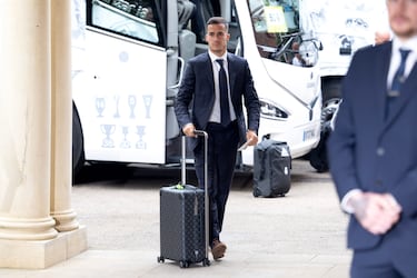 Llegada del Real Madrid al hotel The Grove. En la imagen Lucas Vázquez.