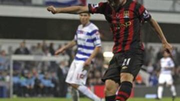 <b>ZURDAZO. </b>Silva anota el 1-2 de disparo con la zurda ante la desesperada mirada de Gabbidon.