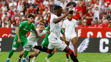 Lukebakio lanza el penalti en el último derbi en Nervión.