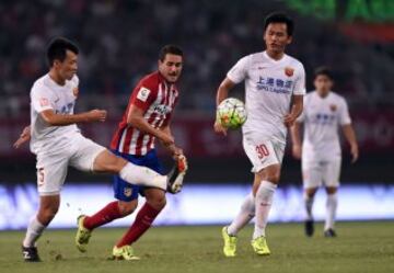 Koke disputa el balón.