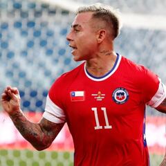 Abrazo y gesto: el especial festejo de Vargas tras su golazo