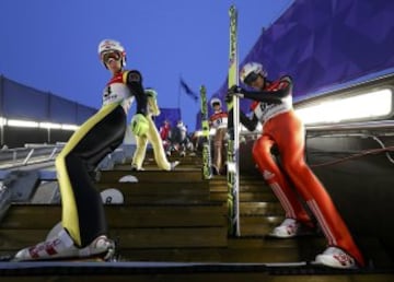 Varios esquiadores esperan su turno para saltar en un entrenamiento de los Campeonatos del Mundo de combinada nórdica que se disputan en Finlandia.