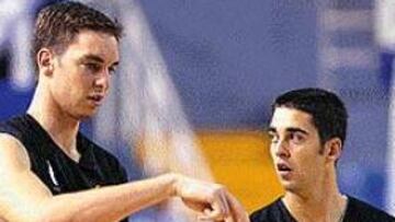 <b>CAMARADERÍA.</b> Conexión perfecta entre Pau Gasol y Juan Carlos Navarro, dentro y fuera de la cancha.