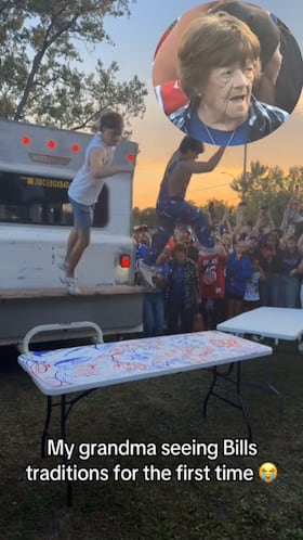 La abuelita no podía creer lo que vio: fan de los Bills se lanza sobre una mesa