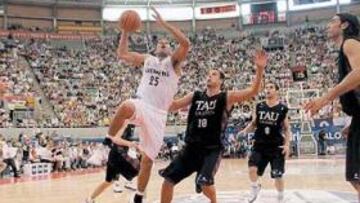 <b>DECISIÓN. </b>Justin Hamilton resuelve un ataque madridista desbordando a todos los defensores vitorianos.