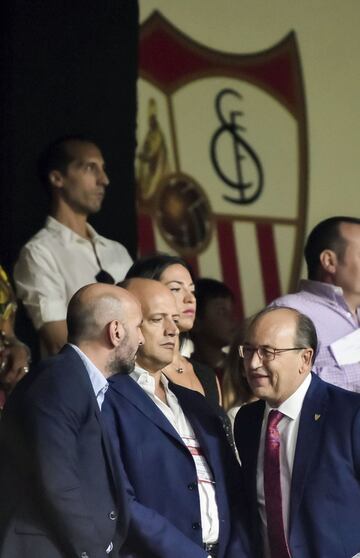 El presidente del Sevilla FC José Castro conversa con el director deportivo de La Roma, Monchi. 