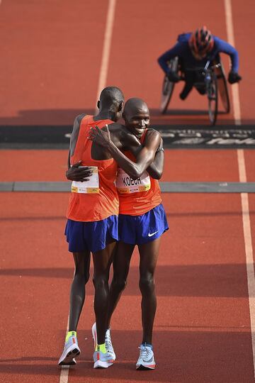 En la rama varonil, Kenia hizo el 1-2-3 conTitus Ekiru, Edwin Koech y Matthew Kipkoech Kisorio. Y en la femenil, Etiopía lo hizo con Etaferahu Woda Temesgen, Fantu Eticha Kimma y Tinbit Gidey Weldegebriel.