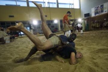 El luchador senegales Dieylani Pouye practica una maniobra durante una sesión de entrenamiento en el club Ginebra en Carouge cerca de Ginebra. Pouye intentará clasificarse para el evento de lucha libre de Swiss Alpine Festival Federal de este año, el deporte más antiguo de Suiza, que se celebrará del 31 de agosto y 1 de septiembre