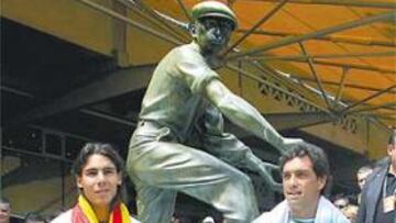 <b>EXPECTACIÓN. </b>Rafa Nadal y Mariano Puerta se desearon ayer suerte frente a la estatua de Lacoste.
