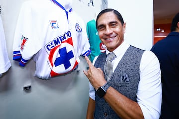 A pesar de que fue una de las grandes figuras de Cruz Azul, su salida estuvo marcada por condiciones de la directiva luego de que fueron eliminados de Libertadores. Los jugadores veteranos no aceptaron esas nuevas condiciones y les rescidieron el contrato. Palencia se ganó la enemistad con la afición.