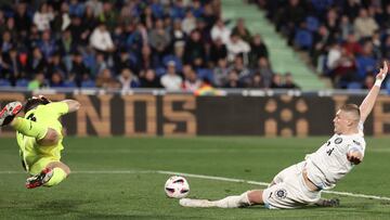 Getafe's Spanish goalkeeper #13 David Soria dives to stop an attempt on goal by Girona's Ukrainian forward #09 Artem Dovbyk during the Spanish league football match between Getafe CF and Girona FC at the Col. Alfonso Perez stadium in Getafe on March 16, 2024. (Photo by Thomas COEX / AFP)