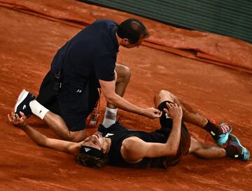 Zverev se torció el tobillo derecho y cayó sobre la arcilla, entre gritos de dolor, al intentar devolver un tiro de drive. Salió en silla de ruedas de la pista para ser atendido y volvió en muletas, con el pie inflamado, para decirle al juez de silla que 