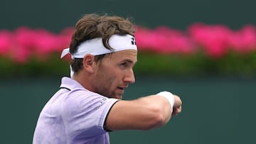 INDIAN WELLS, CALIFORNIA - MARCH 10: Casper Ruud of Norway looks up after winning a point during his straight set win over Diego Schwartzman of Argentina during the BNP Parisbas at the Indian Wells Tennis Garden on March 10, 2023 in Indian Wells, California.   Harry How/Getty Images/AFP (Photo by Harry How / GETTY IMAGES NORTH AMERICA / Getty Images via AFP)