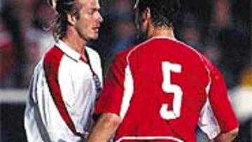 <b>POLÉMICO CARA A CARA</B>. Beckham y Alpay, durante el Turquía-Inglaterra del pasado sábado.