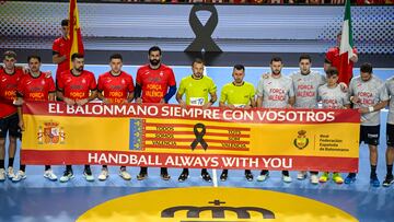 Los jugadores de la selección española de balonmano y de la selección italiana guardan un minuto de silencio por las víctimas de la DANA en Levante antes del partido amistoso que se disputa este miércoles en el Pabellón Puerto de Sagunto, en Valencia.