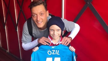 La triste despedida de Ozil a su mayor admirador, Charlie de 12 a&ntilde;os.
 