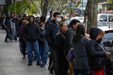 La fiebre por los cromos del Mundial de Qatar ha conseguido que el parque Rivadavia de Buenos Aires, se llene de gente intercambiando cromos. Muchos de ellos hacen fila desde la madrugada para conseguir los pocos sobres disponibles y terminar el albúm del Mundial de Qatar.