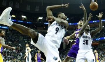Robert Sacre, Tony Allen y Zach Randolph.