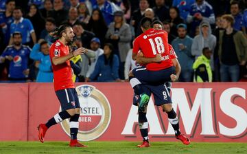 Independiente empató gracias al gol de Emmanuel Gigliotti y Andrés Cadavid puso arriba a Millonarios. Al final, fue 1-1 en Bogotá. El equipo azul está obligado a ganar en Sao Paulo ante Corinthians.