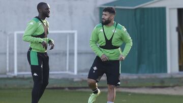Fekir, junto a Sabaly.
