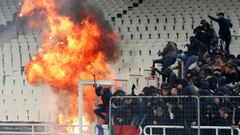 Seguidores del AEK Athens se enfrentan a la policía durante un encuentro ante el Ajax en al Europa League.