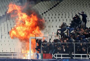 Seguidores del AEK Athens se enfrentan a la policía durante un encuentro ante el Ajax en al Europa League.