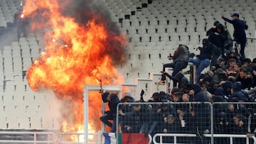 Seguidores del AEK Athens se enfrentan a la policía durante un encuentro ante el Ajax en al Europa League.