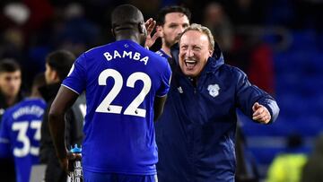 Bamba celebra con su entrenador uno de los goles del Cardiff ante el Wolverhampton.