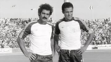 Rivelino (izquierda), con su popular bigote, en un partido durante su etapa (1978-81) en el Al Hilal saudí.