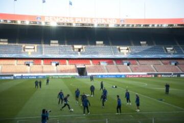 El conjunto blaugrana se entren&oacute; en el Parque de los Pr&iacute;ncipes de Par&iacute;s, escenario en el que se medir&aacute; al PSG en los cuartos de final de la Champions League.