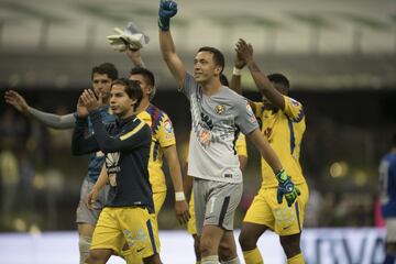 Siempre se dice que los Clásicos no se juegan, se ganan. Pues el América lo ha hecho una vez más. Las ‘Águilas’ vencieron 2-1 a Cruz Azul en la cancha del Estadio Azteca luego de un primer tiempo que dejó varias emociones. Por otra parte, el equipo de Coapa tuvo bastante algunos problemas al final del juego, pues terminó pidiendo la hora ante los fallidos embates de ‘La Máquina’. Igualmente, hay que reconocerle a este equipo que ha sabido ganar partidos importantes, pues de sus últimos 29 Clásicos ante Chivas, Pumas y Cruz Azul, sólo ha perdido 4. 