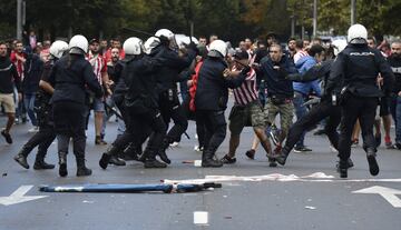 Los seguidores del Sporting de Gijón protagonizaron graves incidentes, con la policía, a la llegada del autobús del Sporting, en las inmediaciones del Molinón.