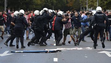 Los seguidores del Sporting de Gijón protagonizaron graves incidentes, con la policía, a la llegada del autobús del Sporting, en las inmediaciones del Molinón. 
