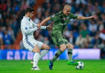 MADRID, SPAIN - OCTOBER 18:  Adam Hlousek of Legia Warszawa and Alvaro Morata of Real Madrid compete for the ball during the UEFA Champions League Group F match between Real Madrid CF and Legia Warszawa at Bernabeu on October 18, 2016 in Madrid, Spain.  (