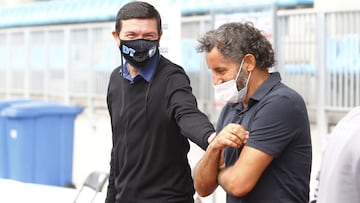 Futbol, Deportes Iquique vs Deportes La Serena.
 Decimosexta fecha, Campeonato Nacional 2020.
 El entrenador de Deportes Iquique Cristian Leiva saluda a Miguel Ponce antes del partido de primera division disputado contra Deportes La Serena en el estadio Tierra de Campeones.
 Iquique, Chile.
 20/10/2020
 Alex Diaz/Photosport**********
 
 