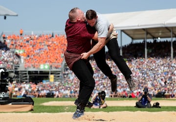 Christian Stucki y Armon Orlik durante el Federal Alpine Wrestling Festival 2019 en Zug, Suiza.