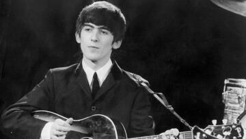 El místico, misterioso, imaginativo y romántico George Harrison fue el culpable de varias de las canciones más icónicas de Los Beatles. Desde su inigualable guitarra compuso himnos como 'Here Comes The Sun' y 'Something'. Se acercó a la música experimental, abrazó el hinduismo y predicó una filosofía que enaltecía el valor espiritual, ideología que permeó en varias de sus canciones. Murió de cáncer de pulmón en 2001. 