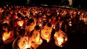 Cientos de personas recuerdan con velas en la vigilia nocturna a la golfista espa&ntilde;ola Celia Barqu&iacute;n Arozamena, asesinada el lunes mientras entrenaba.