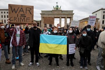 Cientos de ciudadanos ucranianos protestan en Berlín.