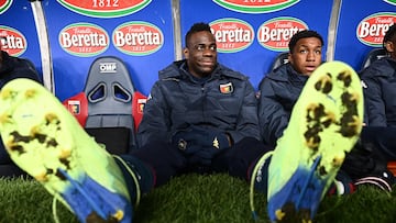 Mario Balotelli, en el banquillo durante el partido entre el y el Como 1907.