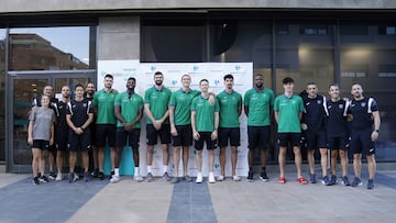 Jugadores y técnicos del Unicaja posan en la Quirón.